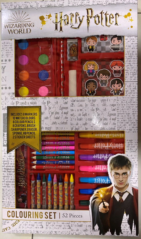 Harry Potter 52 pcs. box of 10 colours, 8 chalks, 8 colored pens, 2 sticker sheets, ruler, pencil sharpener, eraser, sponge, palette and paint brush. Packed in practical bag with handle. 45x27x2.5 cm